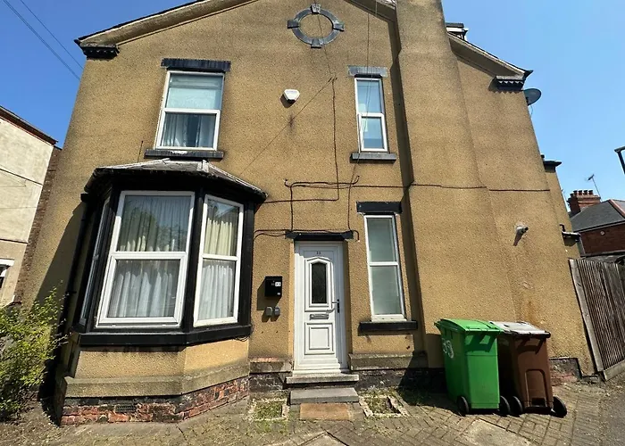 2 Bed 1St Floor Flat Near Centre